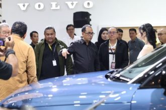 Menteri Hubungan Budi Karya Sumadi mengunjungi GIIAS 2024 atau GAIKINDO Indonesia International Auto Show pada Minggu (23/7/2024) di ICE BSD City, Serpong, Tangerang. (Foto: Menteri Perhubungan Budi Karya Sumadi/GIIAS 2024)