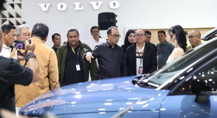 Menteri Hubungan Budi Karya Sumadi mengunjungi GIIAS 2024 atau GAIKINDO Indonesia International Auto Show pada Minggu (23/7/2024) di ICE BSD City, Serpong, Tangerang. (Foto: Menteri Perhubungan Budi Karya Sumadi/GIIAS 2024)