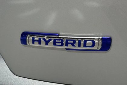 Tren Mobil Hybrid Meningkat, Prediksi hingga 70 Ribu Unit di Akhir 2024. (Foto: Emblem "hybrid" pada mobil Suzuki Grand Vitara/Antara)