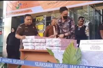 Pengadilan Jakarta Selatan memperlihatkan Tumpukan Uang Hingga Tas Diduga Milik Suami Sandra Dewi Ke Publik