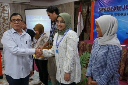 Ketua Umum PWI Pusat Hendry Ch Bangun menyerahkan sertifikat dan mengalungkan medali pada peserta SJI di Semarang saat berakhirnya pendidikan. (Foto: PWI)