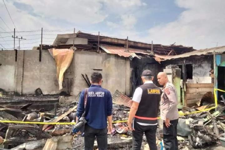 Dua tersangka pembakaran rumah wartawan Tribrata TV Sempurna Pasaribu di Kabupaten Karo, Sumateran Utara (Sumut), telah ditangkap. (Foto: Personel Polda Sumut memeriksa rumah wartawan Sempurna Pasaribu di Jalan Nabung Surbakti, Kabupaten Karo, yang terbakar pada 27 Juni 2024./ANTARA)