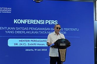 DPR RI Soroti Pembentukan Satgas Impor Ilegal oleh Pemerintah. (Foto: Menteri Perdagangan Zulkifli Hasan meresmikan pembentukan Satgas Barang Impor Ilegal/Tirto.id)