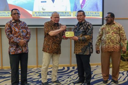 Ketua DPD RI, AA LaNyalla Mahmud Mattalitti, yang merupakan Senator asal Jawa Timur, mengingatkan masyarakat Papua Barat Daya untuk terus menjaga dan mempertahankan Filosofi “Tiga Tungku”.
