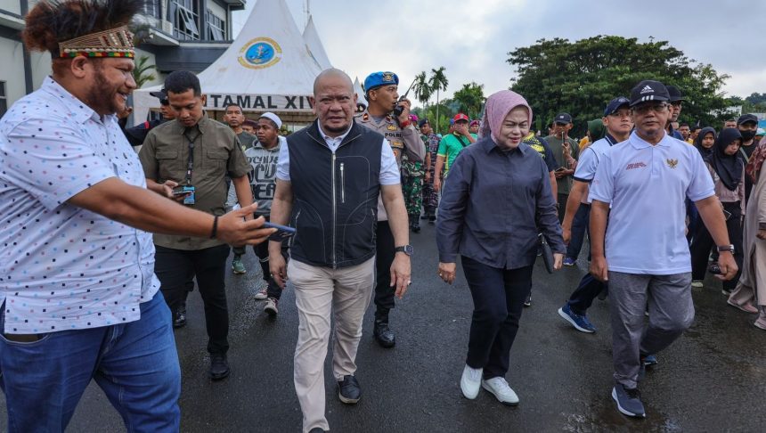 Ketua DPD RI, AA LaNyalla Mahmud Mattalitti, membuka Pawai Fajar 1 Muharram 1446 Hijriyah di Koarmada III Mako Lantamal XIV, Jalan Bubara No.1, Sorong, Papua Barat Daya, pada Minggu pagi, 7 Juli 2024.