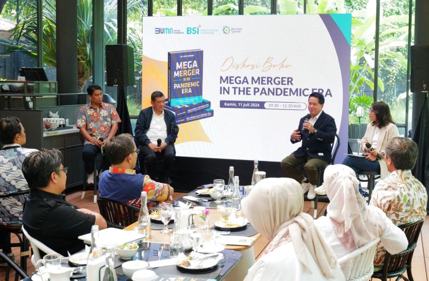 Direktur Utama PT Bank Syariah Indonesia Tbk Hery Gunardi saat diskusi buku “Mega Merger in The Pandemic Era” di Jakarta, Kamis, 11 Juli 2024. (FOTO: Dok BSI).