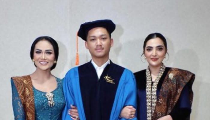 Momen Haru Azriel Hermansyah Kasih Bunga ke Krisdayanti saat Wisuda