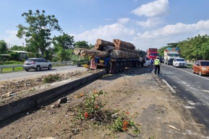 Tabrakan Truk dan Mobil Rombongan Pernikahan di Tol Kebomas, Gresik, Jawa Timur. (Foto: Detik.com)