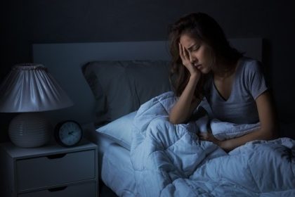 Bila seseorang kerap kesulitan untuk tidur terutama pada malam hari, bisa jadi dia sedang mengalami insomnia. (Foto: Ilustrasi wanita sulit tidur)