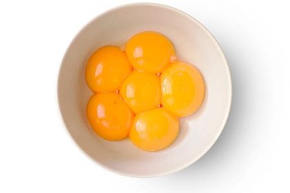 Kuning telur sering kali dianggap sebagai makanan yang tinggi kolesterol dan tidak sehat. Padahal, kuning telur kaya akan nutrisi penting yang bermanfaat bagi tubuh.