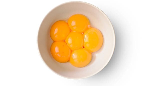 Kuning telur sering kali dianggap sebagai makanan yang tinggi kolesterol dan tidak sehat. Padahal, kuning telur kaya akan nutrisi penting yang bermanfaat bagi tubuh.