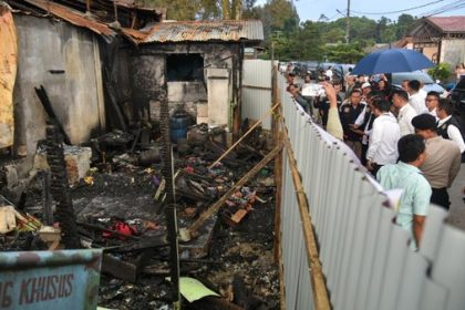 Kondisi usai pembakaran rumah wartawan Tribrata TV di Karo, Sumatera Utara. (Foto: Detik.com)