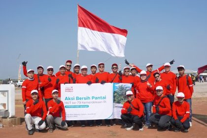 Yayasan WINGS Peduli mengajak karyawan WINGS Group dalam Aksi Bersih Pantai Baro Gebang, Cirebon