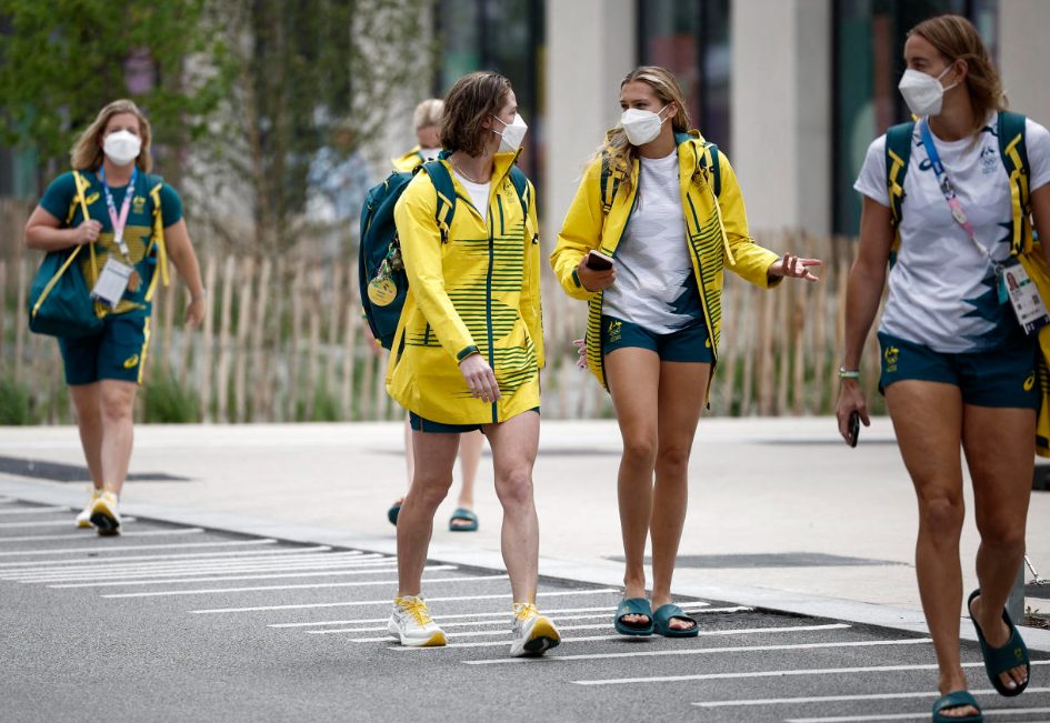 Sejumlah atlet dinyatakan positif covid di Olimpiade Paris 2024. (Foto: Atlet Australia terliat mengenakan masker/SBS News)