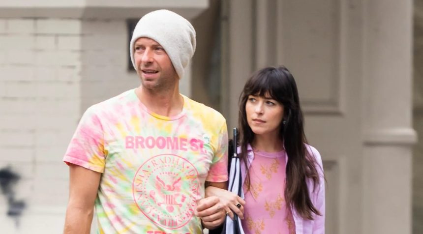 Dakota Johnson dan Chris Martin