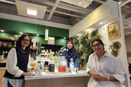 IKEA Jakarta Garden City hadirkan inspirasi pengalaman berbelanja yang Lebih berkelanjutan dan inisiatif ramah lingkungan lewat program daur ulang botol plastik dan penandaan produk ramah lingkungan berlabel hijau “green dot”.(INVERSI/Dok IKEA)