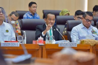 Menteri Energi dan Sumber Daya Mineral (ESDM) Bahlil Lahadalia saat di Ruang Rapat Komisi VII DPR RI, Jakarta, Selasa (27/8). (INVERSI/Dok Kementerian ESDM)