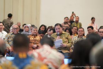 Menteri Koordinator Bidang Perekonomian, Airlangga Hartarto dalam acara Dialog Ekonomi bertema “Peran dan Potensi Kelas Menengah Menuju Indonesia Emas 2045”, yang diadakan sebagai rangkaian acara HUT Kemenko Perekonomian ke-58, di Gedung AA Maramis, Jakarta. (INVERSI/Dok Kemenkoperek)