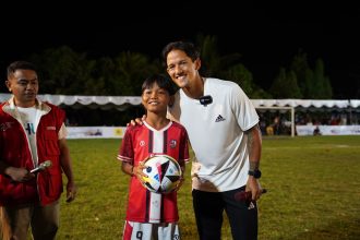 Irfan Bachdim, Bintang sepak bola dan eks pemain Tim Nasional Indonesia turut menyemarakkan kegiatan coaching clinic yang digelar oleh Badan Usaha Milik Negara (BUMN) bersama PT PLN (Persero) melalui Relawan Bakti BUMN Batch VI di Lapangan Desa Manistutu, Jembrana, Bali Kamis (15/8) malam. (INVERSI/Dok PLN)