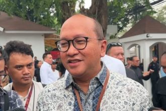 Bhima Yudhistira, Direktur Eksekutif Center of Economic and Law Studies (CELIOS), menyoroti empat tantangan utama yang harus dihadapi oleh Rosan Roeslani sebagai Menteri Investasi/Kepala Badan Koordinasi Penanaman Modal (BKPM) yang baru, menggantikan Bahlil Lahadalia.