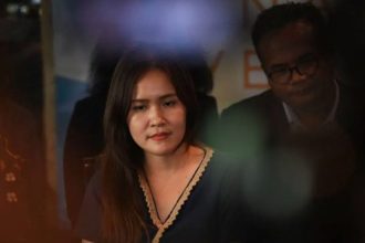 Jessica Wongso dan tim kuasa hukumnya berencana mengajukan Peninjauan Kembali (PK) ke Mahkamah Agung (MA) untuk mengkaji ulang putusan dalam kasus yang menjeratnya, sebagai langkah baru dalam perjalanan kasus kopi sianida.