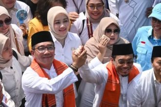 Pemilihan baju ini untuk acara penting seperti pendaftaran calon gubernur dan wakil gubernur menunjukkan penghormatan terhadap tradisi lokal dan keinginan untuk menonjolkan identitas budaya Betawi dalam konteks politik modern.