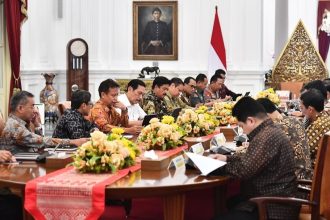 Erick Thohir menyatakan bahwa meskipun tingkat fatalitas mpox di Indonesia tergolong rendah dan masih dalam kendali, pemerintah, seperti yang disampaikan oleh Presiden Jokowi, tetap mengimbau untuk waspada. Salah satu langkah yang diambil adalah meningkatkan pengawasan terhadap orang, barang, alat transportasi, dan lingkungan di pintu masuk negara.