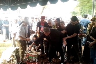 Suasana pemakaman Ibunda Ferry Maryadi di tpu jeruk purut jakarta selatan