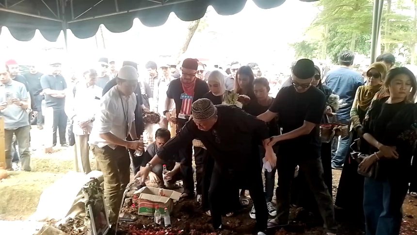 Suasana pemakaman Ibunda Ferry Maryadi di tpu jeruk purut jakarta selatan