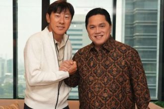 Ketua Umum PSSI Erick Thohir (kanan) bersama pelatih Timnas Indonesia Shin Tae-yong berpose bersama dalam pertemuan di Jakarta, Rabu (14/8/2024). (FOTO: IG @erickthohir)