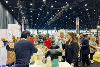 Sejumlah pengunjung mencicipi kopi Indonesia dalam “Specialty Coffee Expo” yang diselenggarakan di McCormick Place, Chicago, Amerika Serikat, pada pada 12-14 April 2024. (FOTO: KBRI Washington DC).