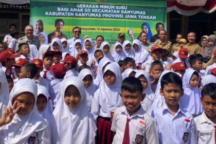 Direktur Jenderal Peternakan dan Kesehatan Hewan Kementan Agung Suganda bersama siswa di SDN Kaliaube di Kecamatan Banyumas, Kabupaten Banyumas, Jawa Tengah. (FOTO: Humas Kementan)