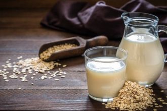 Oat milk mengandung protein nabati yang baik untuk tubuh, terutama bagi mereka yang vegan atau intoleransi laktosa. Kandungan seratnya yang tinggi membantu pencernaan dan membuat kita merasa kenyang lebih lama.