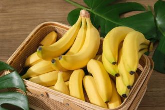 Pisang adalah sumber serat yang sangat baik, terutama serat larut yang dapat membantu menjaga pencernaan tetap sehat.