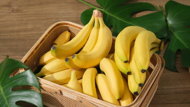 Pisang adalah sumber serat yang sangat baik, terutama serat larut yang dapat membantu menjaga pencernaan tetap sehat.