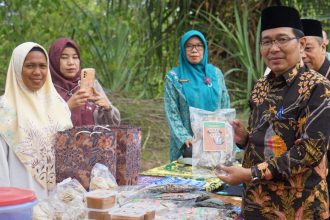 Dir Pemberdayaan Zakat dan Wakaf Waryono pamerkan produk bisnis Kampung Zakat di Belitung.(FOTO: Kemenag).