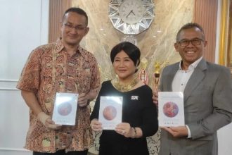 Founder dan CEO LSPR Institute of Communication & Business Prita Kemal Gani (tengah) dan Director of Research and Community Service LSPR Institute of Communication and Business Rudi Sukandar (kanan) menunjukkan buku panduan bagi anak autisme di ASEAN yang diluncurkan LSPR pada Kamis (22/8). (FOTO: Antara)