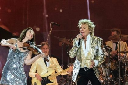 Rod Stewart di salah satu konsernya di Swedia. (FOTO: IG @sirrodstewart)