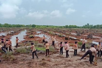 Pelajar yang tergabung dalam Kwarcab Pramuka Aceh Tamiang menanam 1.000 mangrove dalam rangka memperingati Hari Pramuka ke 63 di pesisir Desa Lubuk Damar, Aceh Tamiang, Kamis (15/8/2024). (FOTO: Pramuka Aceh Tamiang)