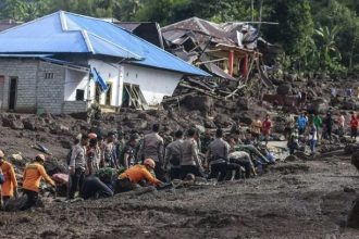 Tim SAR gabungan terdiri dari personel Kantor SAR Ternate, TNI, Polri, BPBD, Tagana Pemerintah Kota Ternate, relawan, dan masyarakat Kelurahan Rua.