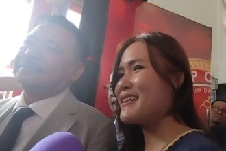 Jessica Kumala Wongso, terpidana dalam kasus pembunuhan berencana dengan racun sianida, mengucapkan terima kasih setelah menyelesaikan prosedur administrasi terkait pembebasan bersyaratnya dari Lembaga Pemasyarakatan (Lapas) Perempuan II A Pondok Bambu, Jakarta, pada Minggu, 18 Agustus 2024.