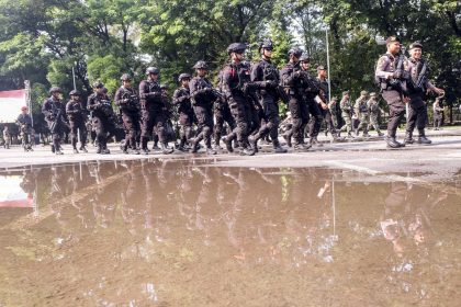 Apel Gelar Pasukan Pengamanan Peparnas 2024 di halaman parkir Stadion Manahan, Surakarta, Jumat (27/9). FOTO: NPC Indonesia/ Kurniawan Arie.