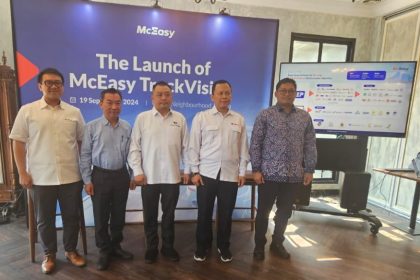 Chief Product Officer McEasy, Grady Kusmulyadi (paling kanan) berpose bersama saat Launching TrackVision.