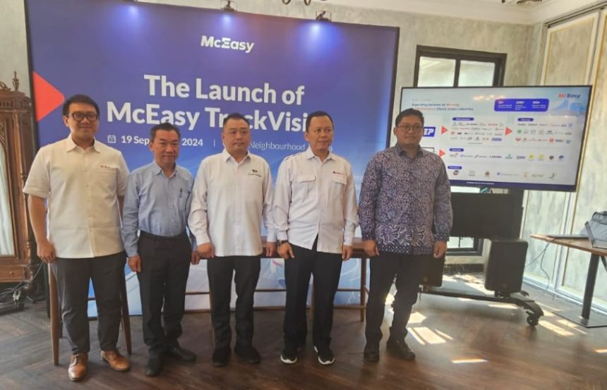 Chief Product Officer McEasy, Grady Kusmulyadi (paling kanan) berpose bersama saat Launching TrackVision.