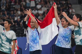 "Medali emas pertama Indonesia di Paralimpiade Paris 2024 menjadi raihan kemenangan yang emosional bagi Hikmat Ramdani dan Leani Ratri Oktila," ujar Jokowi.