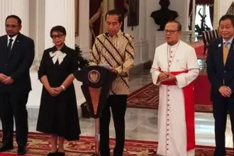 "Dan merupakan kunjungan ketiga setelah kunjungan yang teramat mulia Paus Paulus Ke-7 pada 1970, dan kunjungan yang teramat mulia Paus Yohannes Paulus Ke-2 Tahun 1989," jelas Presiden.