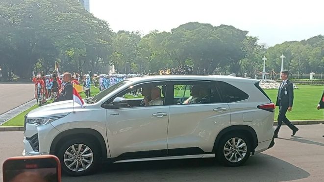 Dalam kunjungan tersebut, Paus Fransiskus memilih menggunakan Toyota Kijang Innova Zenix dan Maung MV3. Toyota Kijang Innova Zenix tidak memiliki perlindungan anti peluru, sedangkan Maung MV3 adalah kendaraan dengan bodi terbuka.