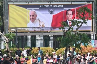 Setelah memasuki istana, kendaraan yang membawa Paus Fransiskus berkeliling kompleks Istana Kepresidenan.