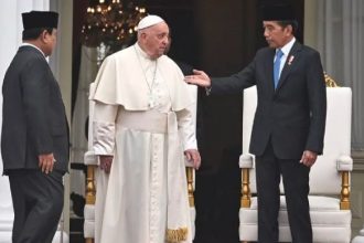 Paus Fransiskus, sebagai pemimpin tertinggi umat Katolik dunia, tengah melakukan perjalanan apostolik ke Asia Pasifik pada bulan September 2024. Dalam lawatan ini, beliau mengunjungi empat negara, yaitu Indonesia, Papua Nugini, Timor Leste, dan Singapura.