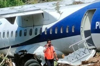 Sebanyak 41 penumpang dan satu bayi berada di dalam pesawat, dengan total 42 penumpang serta enam kru, termasuk Kapten Khoiron Sarwan, Co-Pilot Lingga C. Burnama, dan dua awak kabin, Nadya Ulfa serta Leddya.